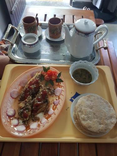 Đồ ăn tại/gần nhà khách