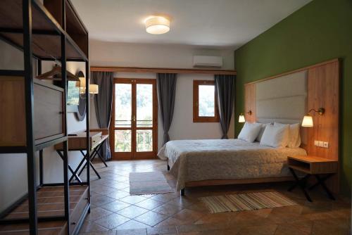 ein Schlafzimmer mit einem Bett und einer grünen Wand in der Unterkunft Angelika Elegant Hotel in Parga