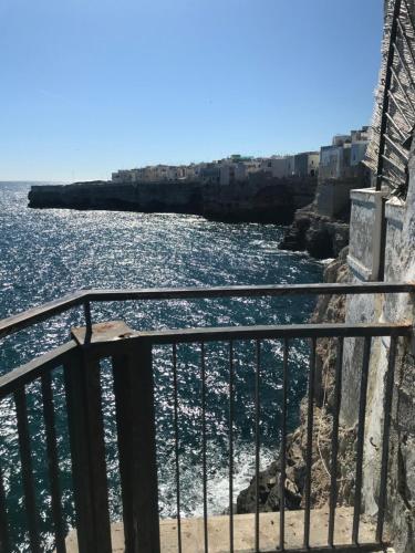 una vista dell'oceano da un balcone di La dimora nel sottano alla strada a Polignano a Mare