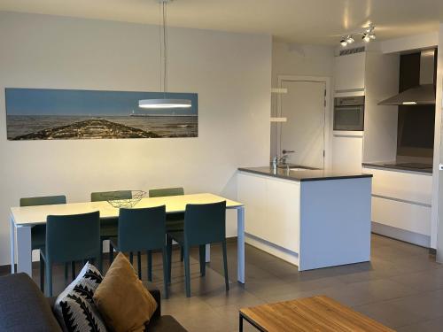 a kitchen and dining room with a table and chairs at Villa Moya in Nieuwpoort