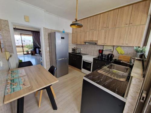 Η κουζίνα ή μικρή κουζίνα στο Glyfada Seabreeze Apartment