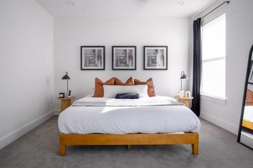 um quarto com uma cama grande e três fotografias na parede em Beautiful Contemporary 4BR near Downtown Dallas em Dallas