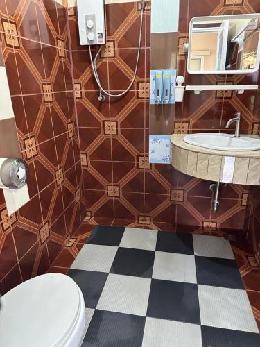 a bathroom with a toilet and a sink at Fine Times Resort in Ko Chang