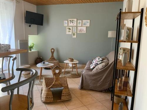Gallery image of Maison bord du Thouet/ parking/ terrasse / fibre in Taizé