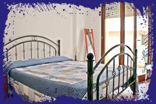 ガリポリにあるCasa Mareggiata Gallipoliのベッドルーム(ベッド1台、窓付)