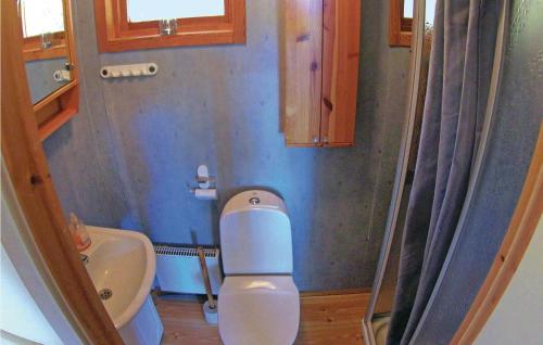 Baño pequeño con aseo y lavamanos en Awesome Home In rjng With House Sea View, en Östra Viker