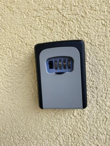 un telecomando sul lato di una parete di Nisas Ferienwohnung a Bad Säckingen