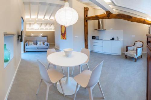 een woonkamer met een witte tafel en stoelen bij Apartamentos en Baztan HIRU KABI, HIGA 