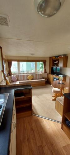 um quarto com uma cozinha e uma sala de estar em Springs 46 by Vilija Southview Leisure Park Skegness em Skegness