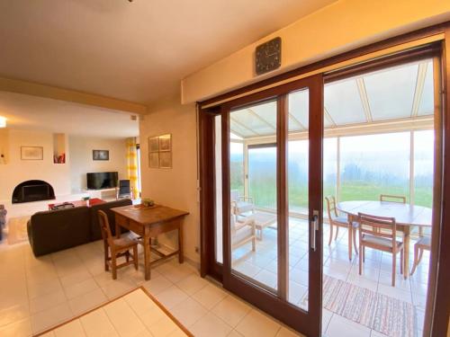 un salon avec un canapé et une table dans l'établissement La Roselière Sud, vue lac & jardin, à Sévrier