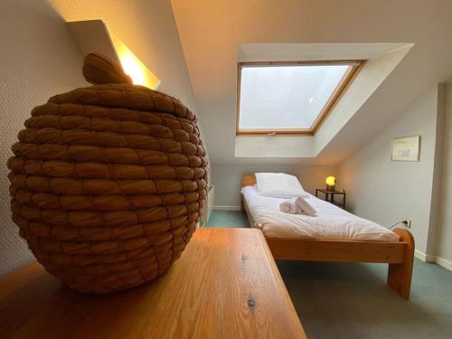 una habitación con una cama y una gran pelota sobre una mesa en La Roselière Sud, vue lac & jardin, en Sévrier