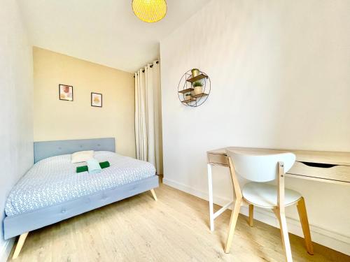 a bedroom with a bed and a desk and a chair at Brest - Le Gestin - Appartements - Lumineux - Tout Confort - Fibre Internet in Brest