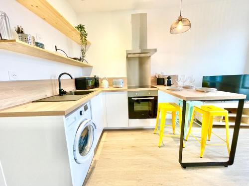 a kitchen with a sink and a washing machine at Brest - Le Gestin - Appartements - Lumineux - Tout Confort - Fibre Internet in Brest
