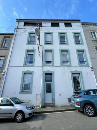 two cars parked in front of a white building at Brest - Le Gestin - Appartements - Lumineux - Tout Confort - Fibre Internet in Brest
