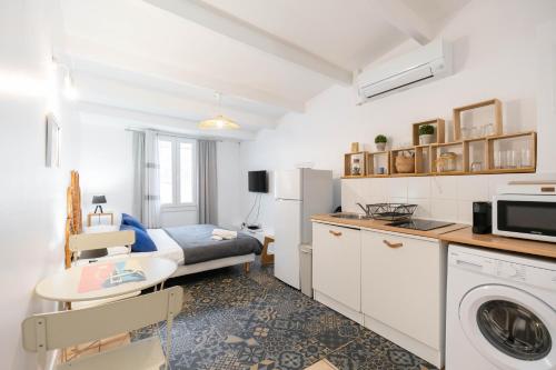 um pequeno apartamento com uma cozinha e uma sala de estar em Le Petit Panier Studio 3 Clim Vieux-Port - MaisonMars em Marselha