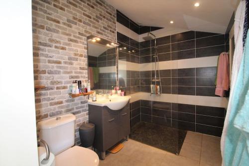 une salle de bain avec des toilettes blanches et un lavabo dans l'établissement Superbe villa idéale pour la détente !, à Saint-Vincent-de-Tyrosse