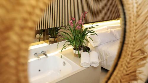 ein Bad mit einem Waschbecken, einem Bett und einem Spiegel in der Unterkunft Les Cases del Mar in Les Cases d'Alcanar