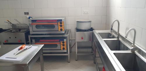 Η κουζίνα ή μικρή κουζίνα στο Eastern City Hotel