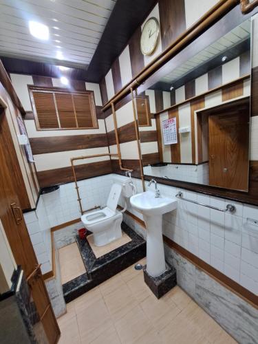 uma casa de banho com um WC e um lavatório em Jagan Hotel & Restaurant em Dhaulpur