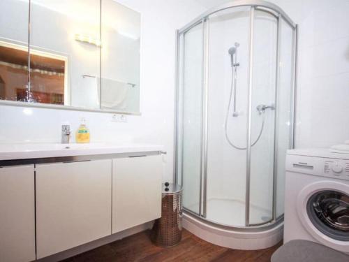 Vannituba majutusasutuses Cozy apartment w a view & own garden