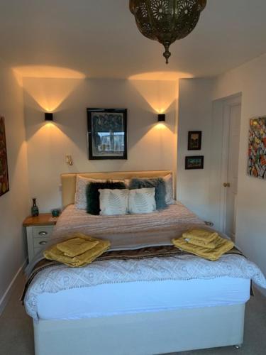 um quarto com uma cama com duas toalhas em The Gallery, Warwick em Warwick