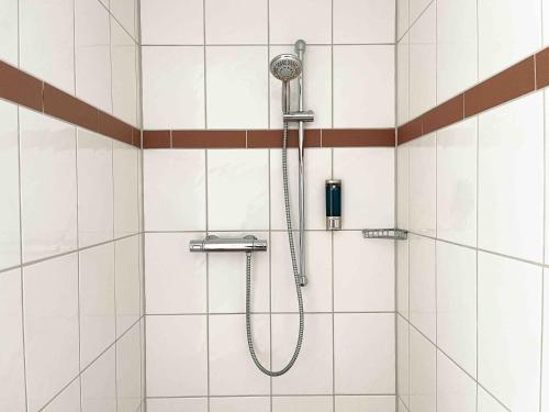 y baño con ducha con cabezal de ducha. en Schöne Apartments I private Parkplätze I home2share, en Münster