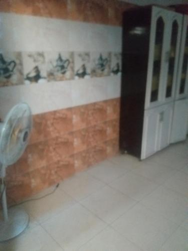 Habitación con puerta y pared con estatuillas. en snial hoom en Rafaḩ