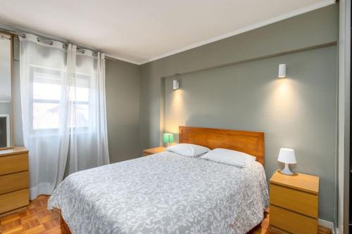 um quarto com uma cama e uma janela em RenFeb23Boavista Deluxe with private parking no Porto
