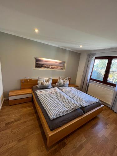 een slaapkamer met een groot bed in een kamer bij Ferienhaus in absoluter Seenähe für 4 Personen in Arendsee