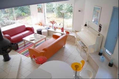 ein Wohnzimmer mit Couch und Tisch in der Unterkunft Modern Villa High Standing Pyla sur Mer 3' from beach in Pyla-sur-Mer