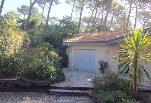 Ein Garten an der Unterkunft Modern Villa High Standing Pyla sur Mer 3' from beach