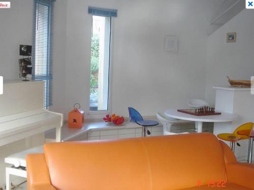 Ein Sitzbereich in der Unterkunft Modern Villa High Standing Pyla sur Mer 3' from beach