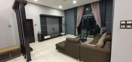 un soggiorno con 2 divani e una finestra di Luxury & Complete 3 Bedroom Penthouse a Shah Alam