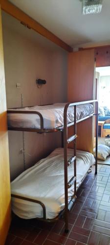 Pokój z 2 łóżkami piętrowymi w pokoju w obiekcie Bouleaux G2 w mieście Nendaz
