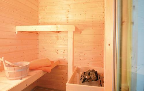 eine Sauna mit Holzwänden und einem Holzregal in der Unterkunft Seeteufel in Süssau