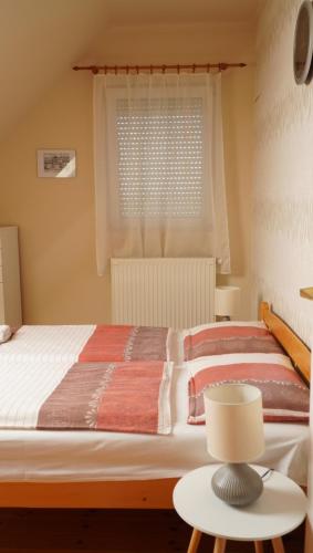 Ένα ή περισσότερα κρεβάτια σε δωμάτιο στο Őzgida vendégház