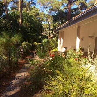 Ein Garten an der Unterkunft Modern Villa High Standing Pyla sur Mer 3' from beach