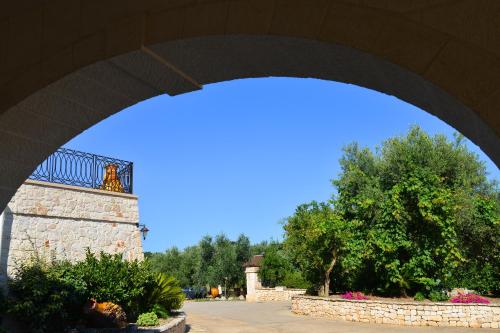 a view of a stone archway under a bridge at Masseria Peppeturro in Cisternino