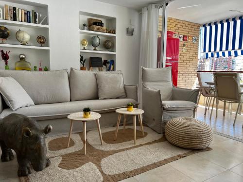 sala de estar con sofá y 2 mesas en BEACH & URBAN PLAYA SAN JUAN, en Alicante