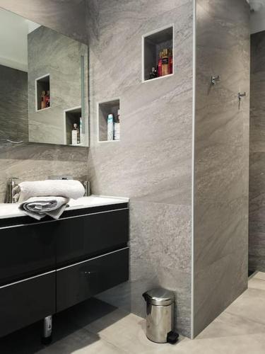 une salle de bain avec un lavabo et un miroir dans l'établissement Dernière minute très belle villa proche Ajaccio, à Ocana