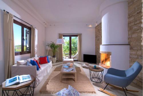 Μια τηλεόραση ή/και κέντρο ψυχαγωγίας στο Luxury Villa Rosita w heated pool - Nature and Relax
