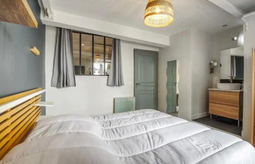 Postel nebo postele na pokoji v ubytování Bel appartement avec terrasse au cœur d'Avignon