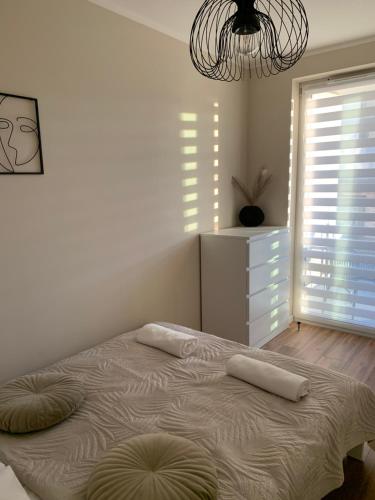 Posteľ alebo postele v izbe v ubytovaní Apartament Piaskowy Perłowa Przystań Kołobrzeg
