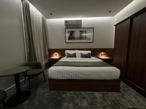 a hotel room with a large bed and a desk at سيفن سون للأجنحة الفندقية in Abha