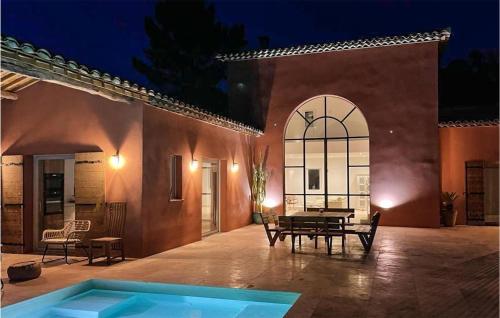 un patio avec une table en face d'un bâtiment dans l'établissement 4 Bedroom Cozy Home In Lorgues, à Lorgues