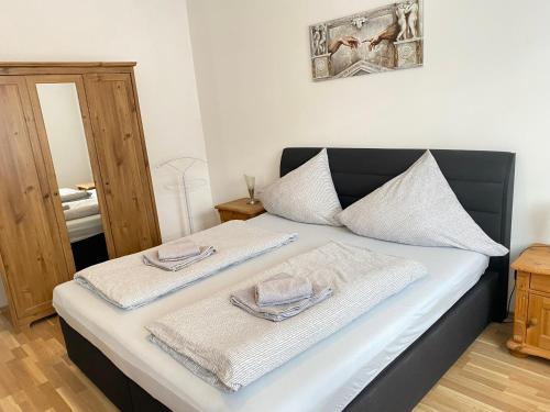 ein Schlafzimmer mit einem Bett mit zwei Handtüchern darauf in der Unterkunft Haus Sonnentag in Bad Bertrich
