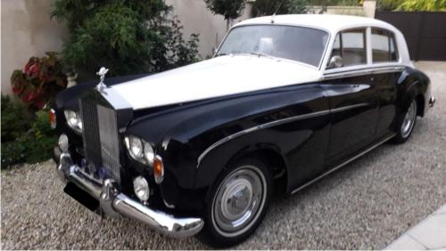 a black and white car parked in a driveway at La Merlette89 in Lailly