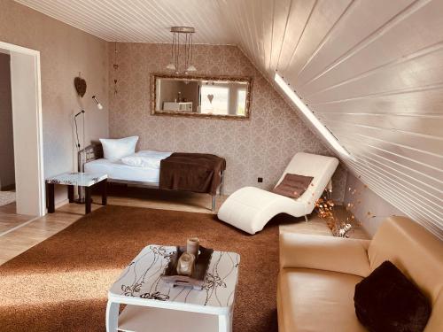 sala de estar con cama y sofá en Ferienwohnung im schönen Westerwald, 