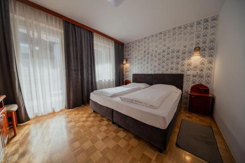 1 dormitorio con 1 cama grande en una habitación en Hotel Maj Inn, en Moravske Toplice