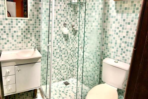 a bathroom with a shower with a toilet and a sink at Casa em Lumiar - Barulhinho do Rio in Lumiar